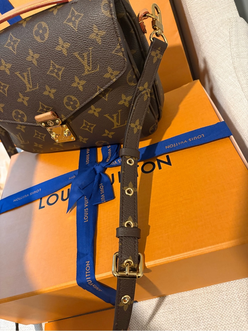 Authentic Louis Vuitton Monogram Pochette Metis - Picture 8 of 8